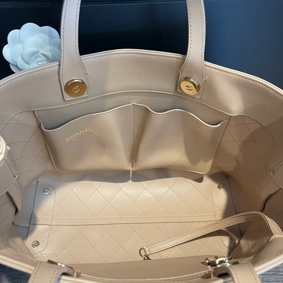SOLD Chanel! LIKE NEW Small Shopping tote 20P beige - Picture 4 of 10
